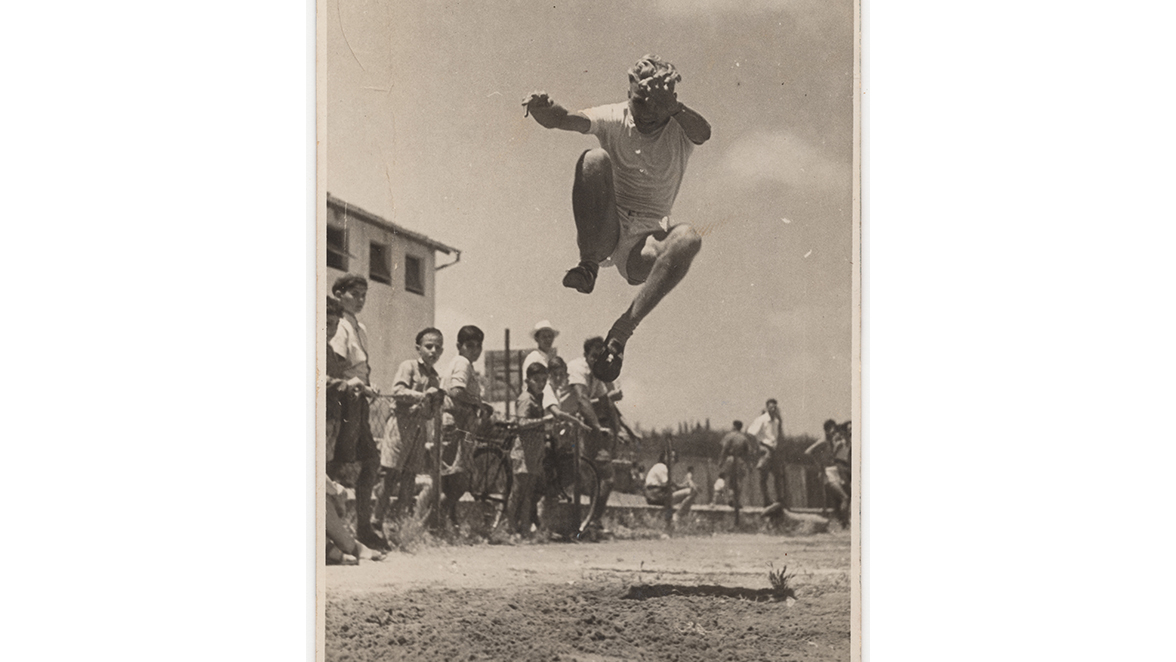 26_12Monate12Namen_Juli_Der junge Amitzur Shapira beim Weitsprung in Tel Aviv um 1950_©privat-
